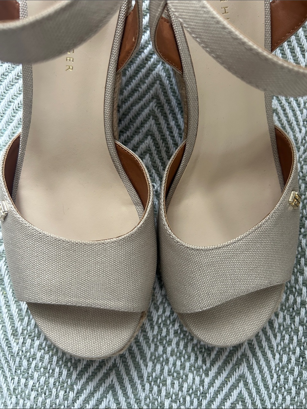 NEW Tommy Hilfiger Neutral Beige Canvas Espadrille Wedge Sandals - Picture 2 of 4